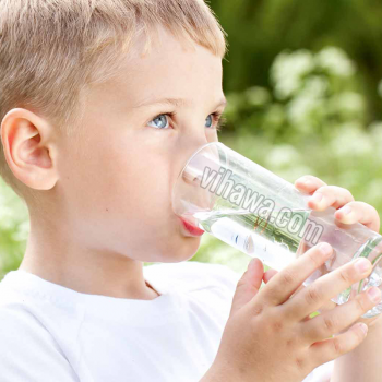 Trẻ uống bao nhiêu nước theo lứa tuổi